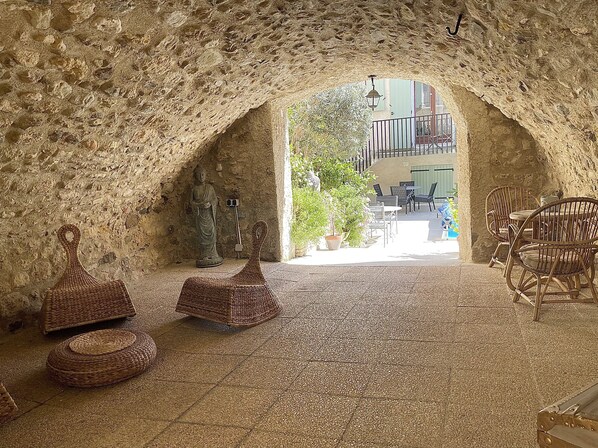 Outdoor dining - Chambre Zen (AUTIGNAC)