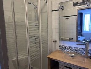 Dusche, Haartrockner, Handtücher, Seife
