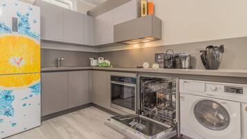 Luxury Apartment | Dapur peribadi | Peti sejuk, ketuhar, dapur, mesin basuh pinggan mangkuk