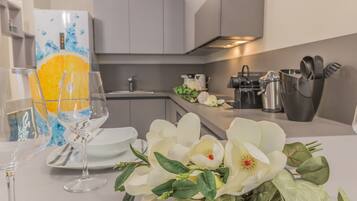 Luxury Apartment | Dapur peribadi | Peti sejuk, ketuhar, dapur, mesin basuh pinggan mangkuk