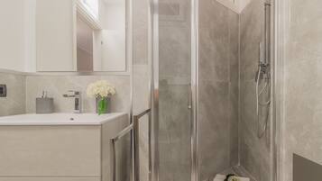 Luxury Apartment | Bathroom | Shower, hair dryer, bidet