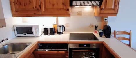 Geladeira, micro-ondas, fogão, cooktop