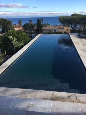 Una piscina al aire libre, una piscina climatizada