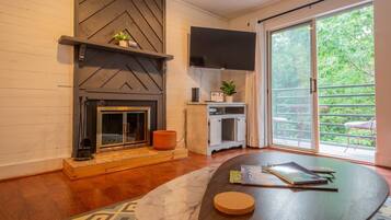 Smart TV, fireplace