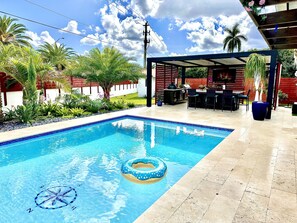 Una piscina al aire libre
