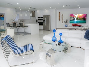 Una Smart TV, una chimenea, una oficina