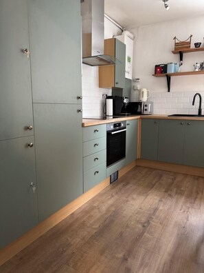 冷蔵庫、電子レンジ、オーブン、コンロ