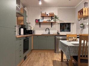 冷蔵庫、電子レンジ、オーブン、コンロ