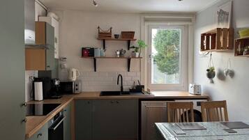 Coffee/tea maker, fridge, microwave, oven
