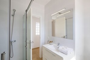 Duschwanne, Bidet, Handtücher