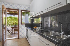 Een koelkast, een magnetron, een oven, een kookplaat