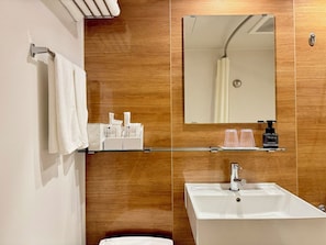 Gratis toalettartiklar, hårtork, badrock och tofflor