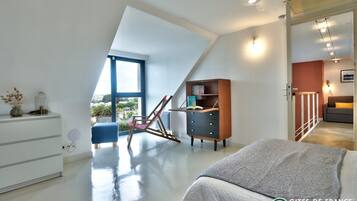 2 camere, una scrivania, ferro/asse da stiro, culla da viaggio