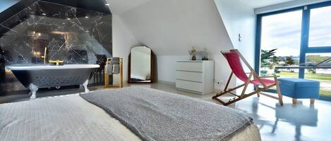 2 bedrooms, desk, iron/ironing board, travel cot