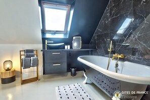 浴槽、ヘアドライヤー、石鹸、トイレットペーパー