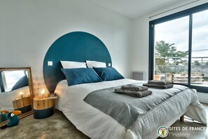 2 室のベッドルーム、デスク、アイロン / アイロン台、旅行用ベビーベッド