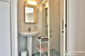 Shower, hair dryer, towels - "Le bas de la dune" rental 50m from the beach with Nordic bath, garden (Plouescat)