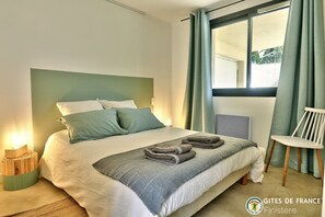 3 habitaciones, tabla de planchar con plancha y cuna de viaje 