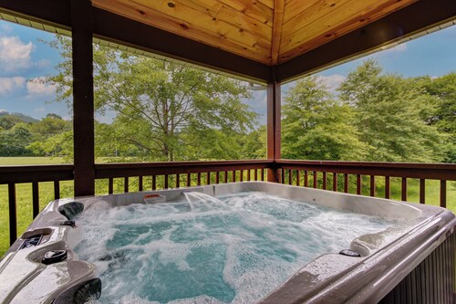 Pet-Free Smoky Mountain Retreat • 3 Master Suites • No Steep Roads • Trolly Stop