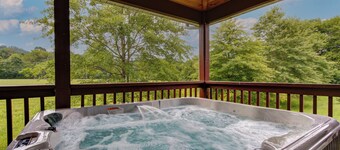 Smoky Mountain Retreat • 3 Master Suites • Great Location • No Steep Roads