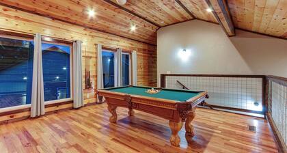 Pet-Free Smoky Mountain Retreat • 3 Master Suites • No Steep Roads • Trolly Stop