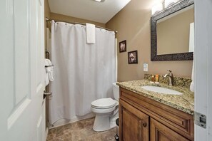 Suihkun ja ammeen yhdistelmä, hiustenkuivaaja