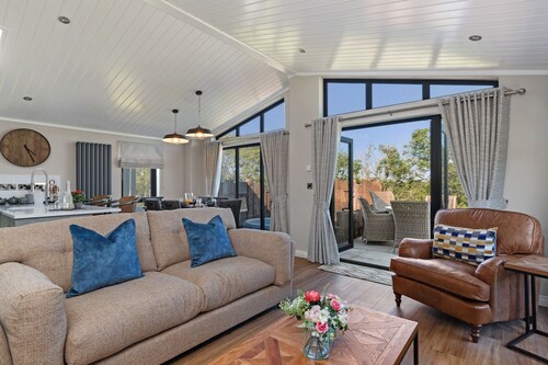 Dewin Bach - Luxury Lodge, Hot Tub, Close to Beach