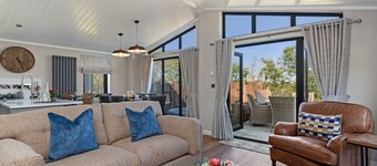Dewin Bach - Luxury Lodge, Hot Tub, Close to Beach