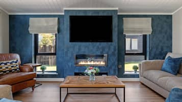 Smart TV, fireplace