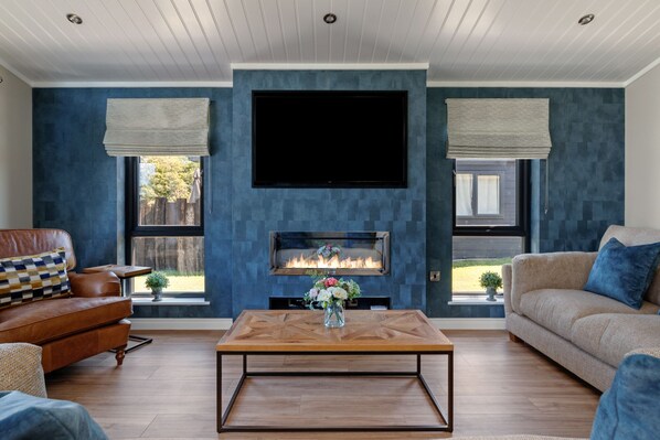 Smart TV, fireplace