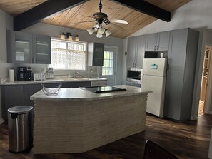 Fridge, microwave, stovetop, dishwasher - Blue Moon Cabin in Pinetop Country Club area (Pinetop)