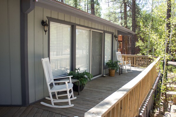 Property grounds - Blue Moon Cabin in Pinetop Country Club area (Pinetop)