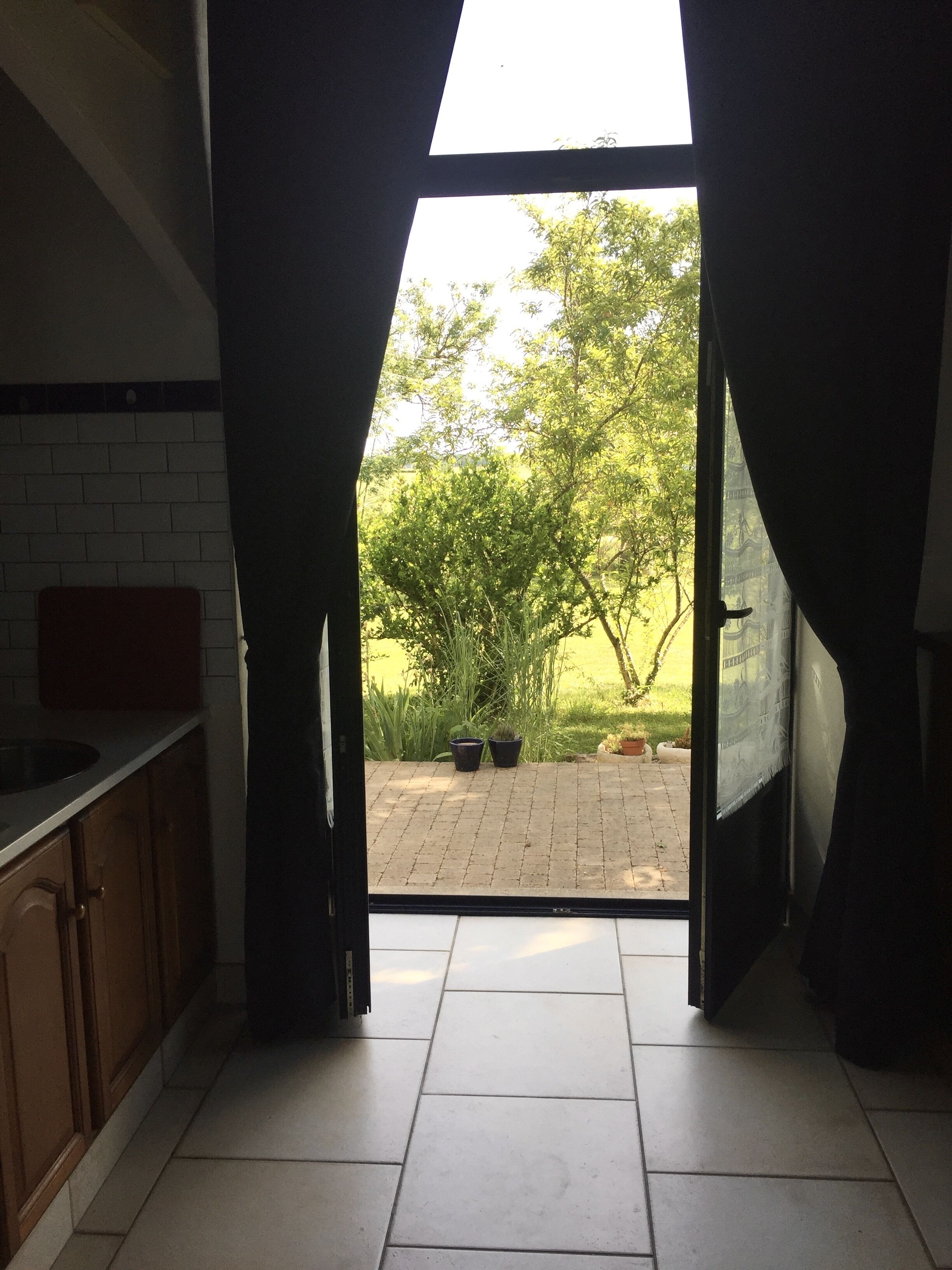 du séjour à la terrasse et au jardin