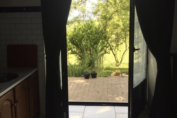 du séjour à la terrasse et au jardin