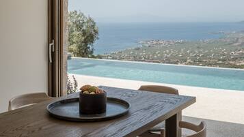 Vila superluxo, 3 quartos, piscina particular, vista para o mar | Terraço/pátio