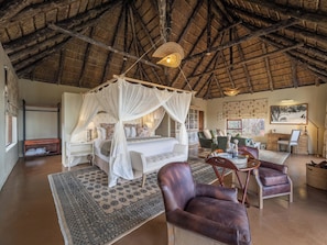 Honeymoon tweepersoonskamer | Luxe beddengoed, een minibar, een kluis op de kamer