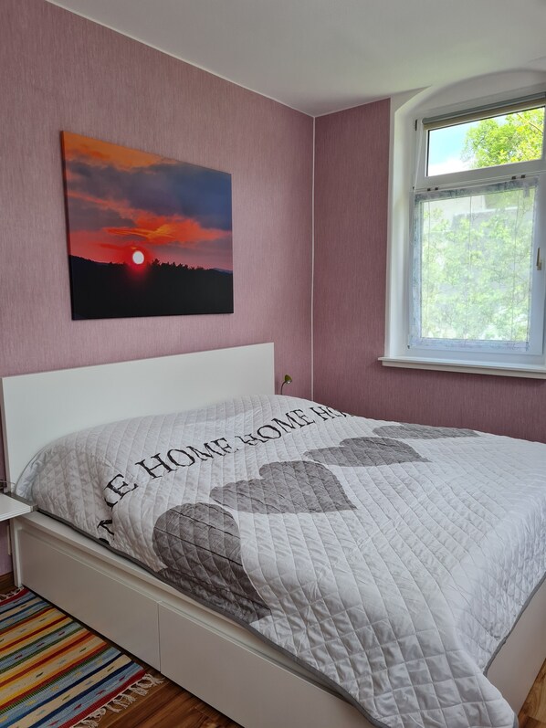 1 bedroom, travel cot, free WiFi, bed sheets