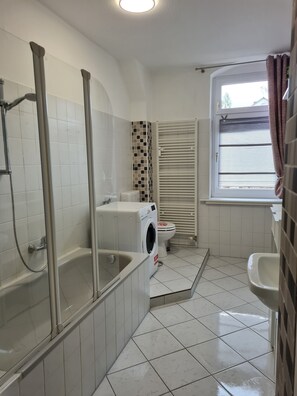 Ensemble douche/baignoire, sèche-cheveux, serviettes fournies, savon