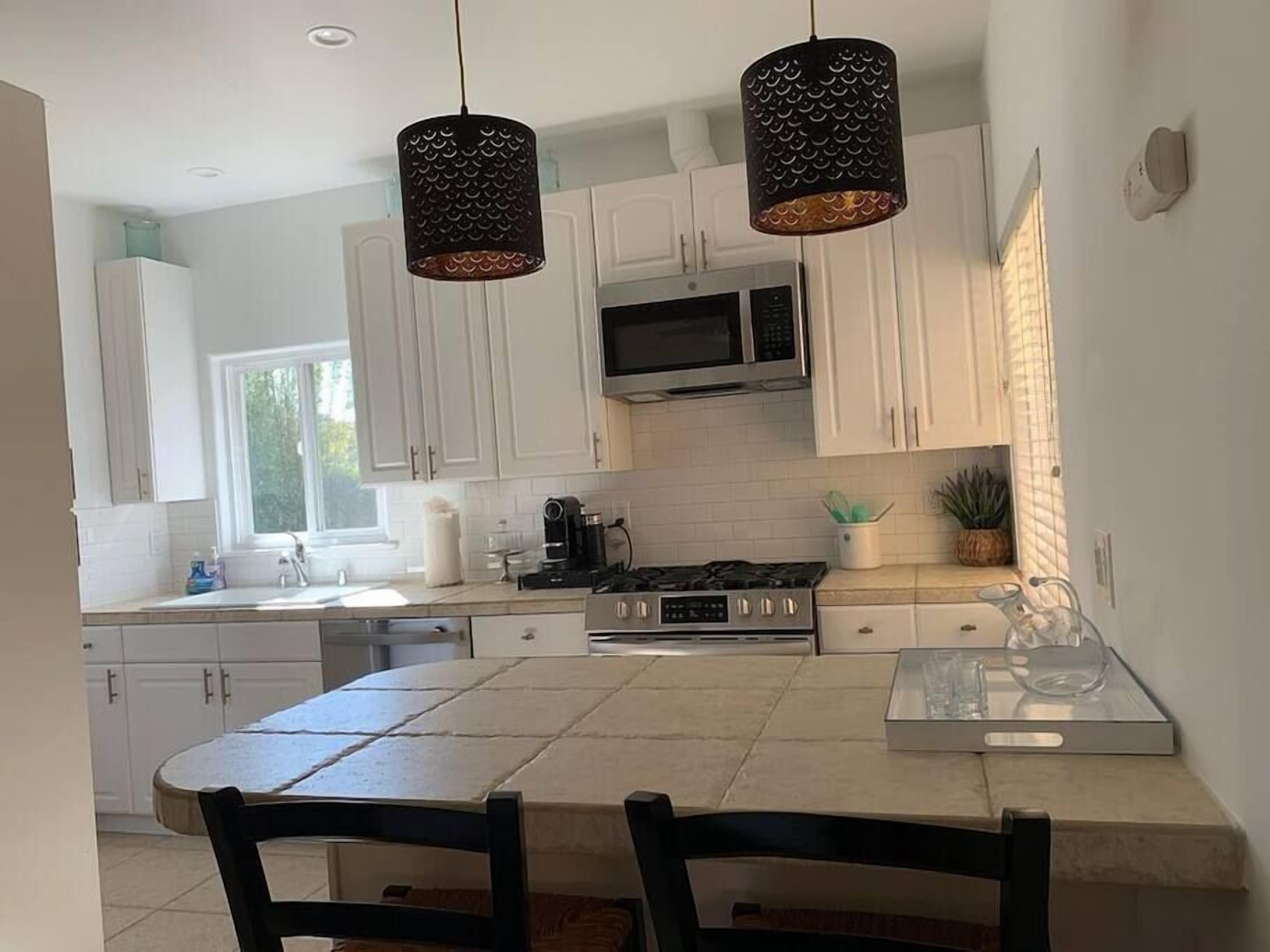 Historic West Beach Apartment — 2 blocks to the Beach