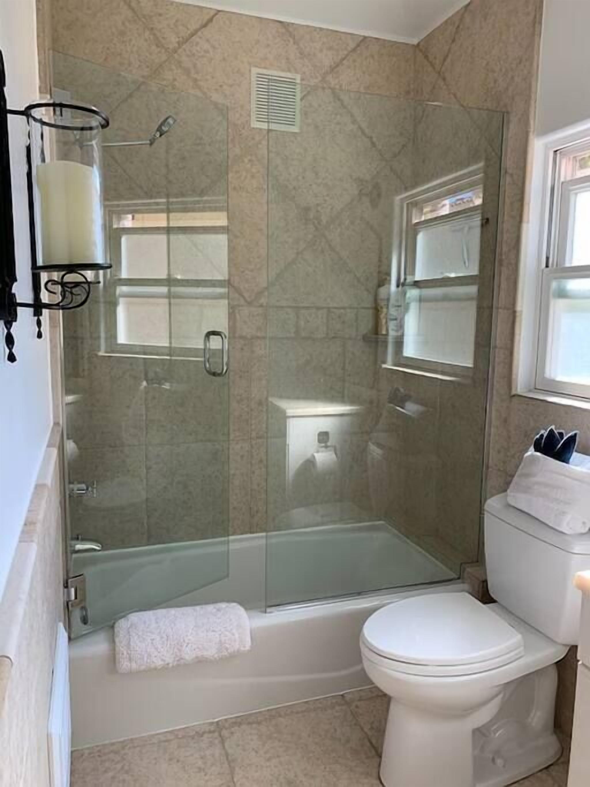 Historic West Beach Apartment — 2 blocks to the Beach