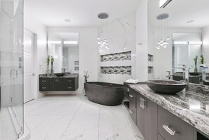 Badewanne, Haartrockner, Handtücher