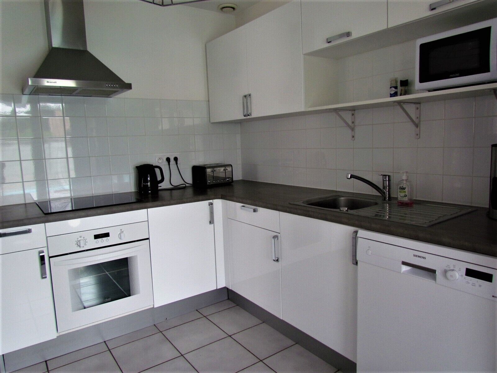 House with swimming pool in a quiet and wooded area