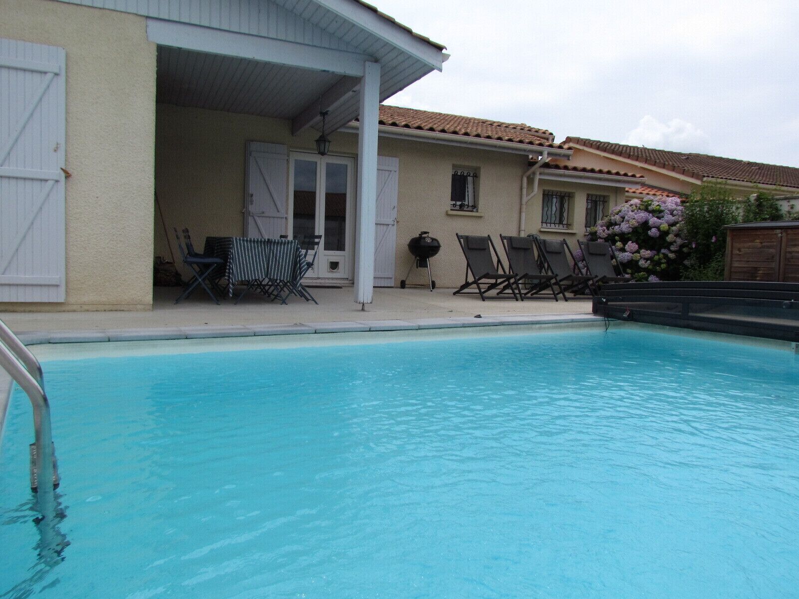 House with swimming pool in a quiet and wooded area