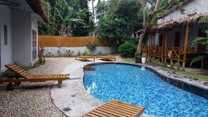 Una piscina al aire libre