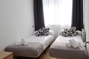 2 chambres, fer et planche à repasser, Wi-Fi, draps fournis