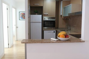 冷蔵庫、電子レンジ、オーブン、コンロ