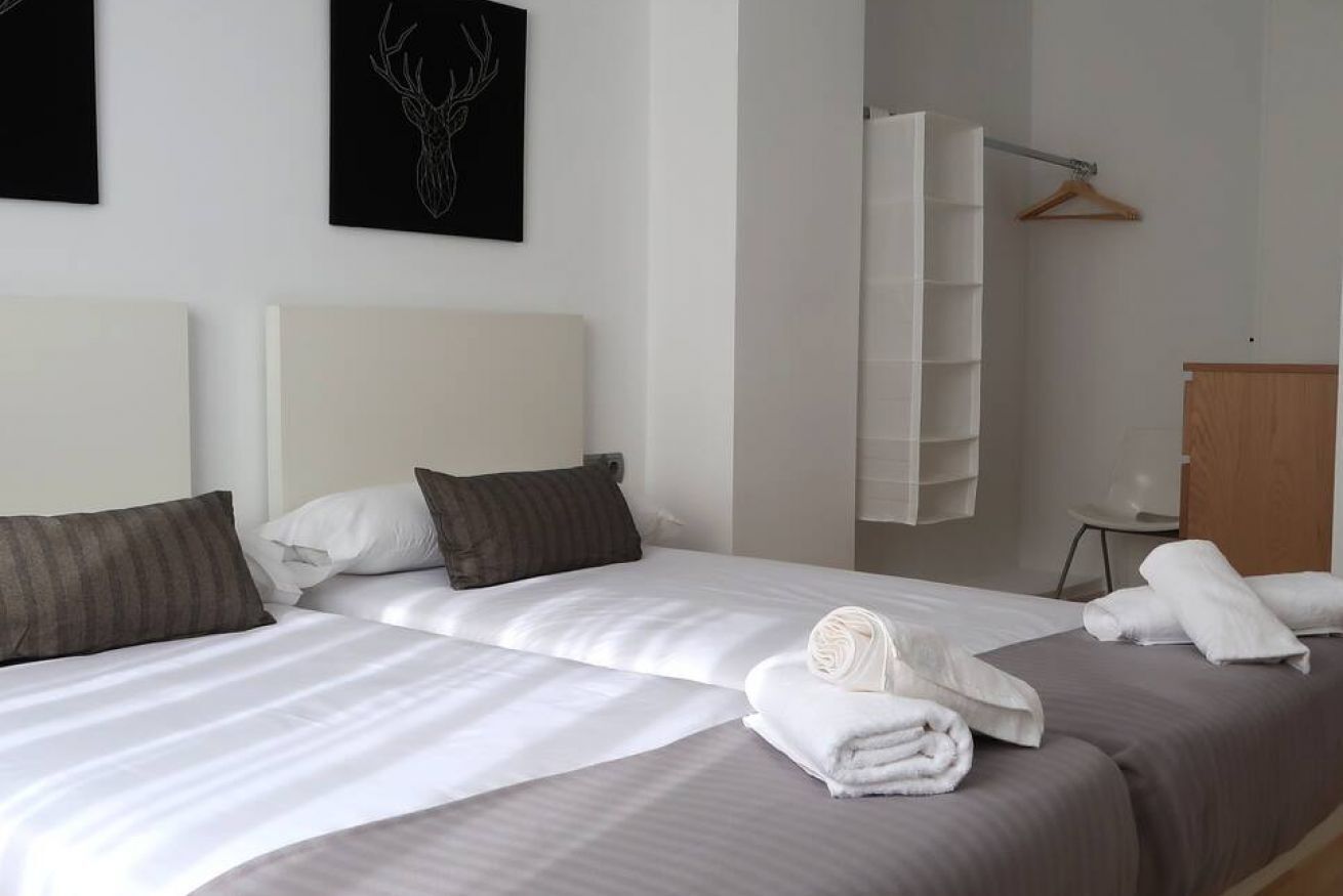 2 chambres, fer et planche à repasser, Wi-Fi, draps fournis