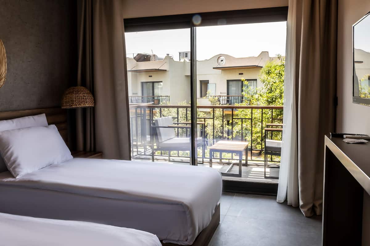 superior room | 1 bedroom, premium bedding, minibar, laptop workspace