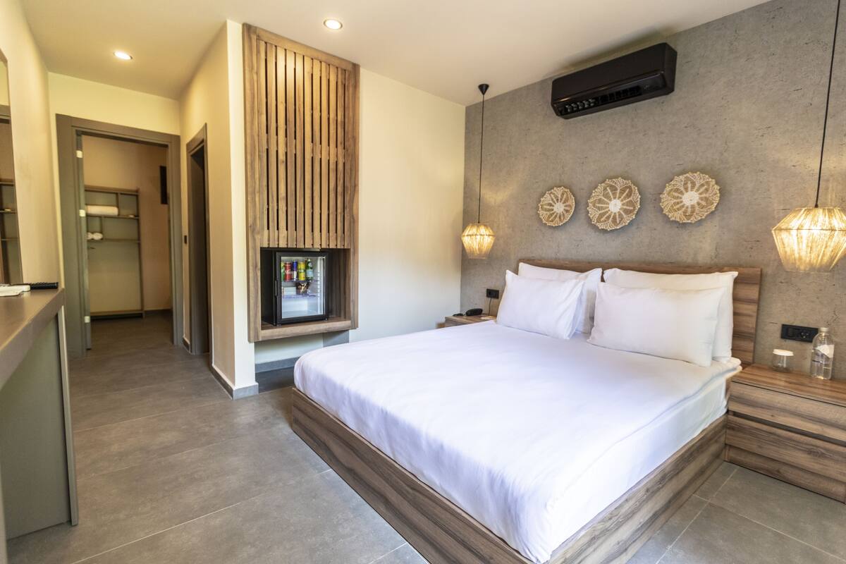 Junior Suite 1+1 | Seprai premium, minibar, ruang kerja ramah laptop, dan kedap suara