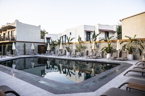 시즌별로 운영되는 야외 수영장, 08:00 ~ 19:00 오픈, 무료 카바나, 수영장 파라솔